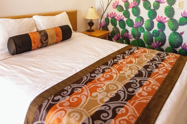Habitación básica | Ropa de cama de alta calidad, edredones de plumas, cortinas opacas