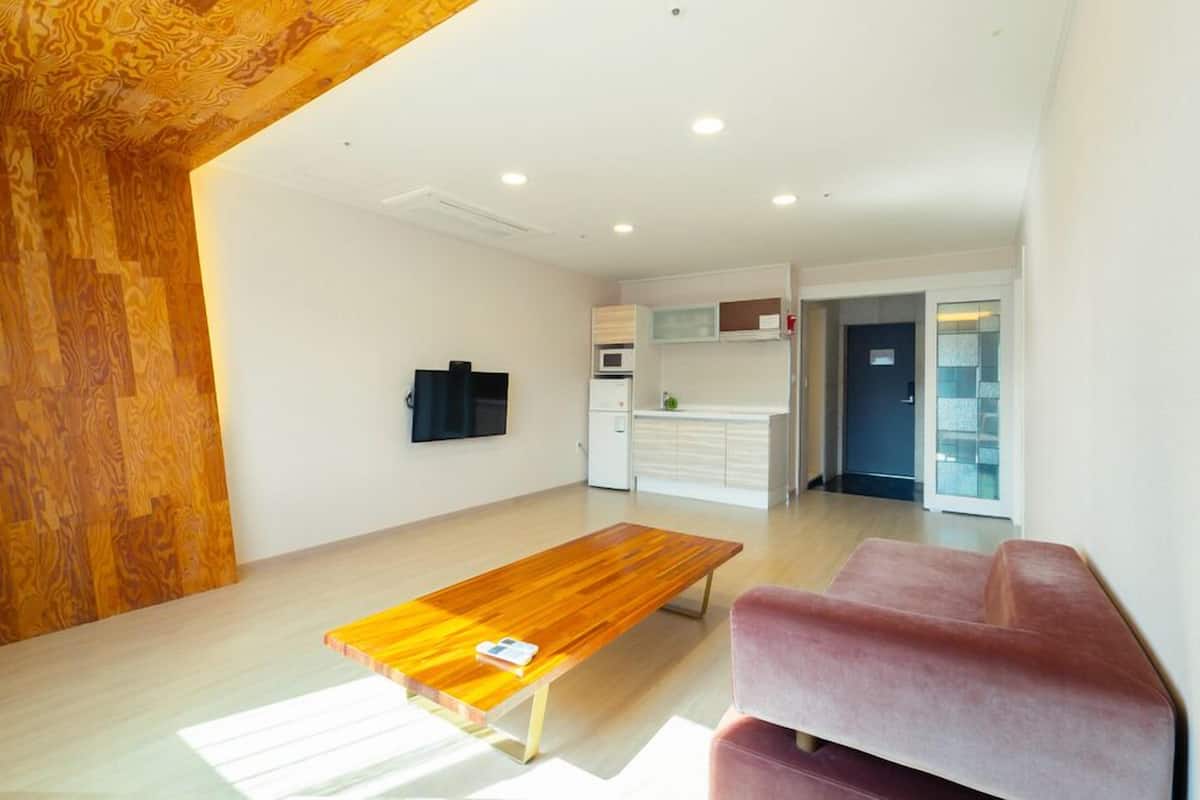 Gold Class C | Dapur peribadi | Peti sejuk/penyejuk beku saiz penuh, ketuhar gelombang mikro, dapur