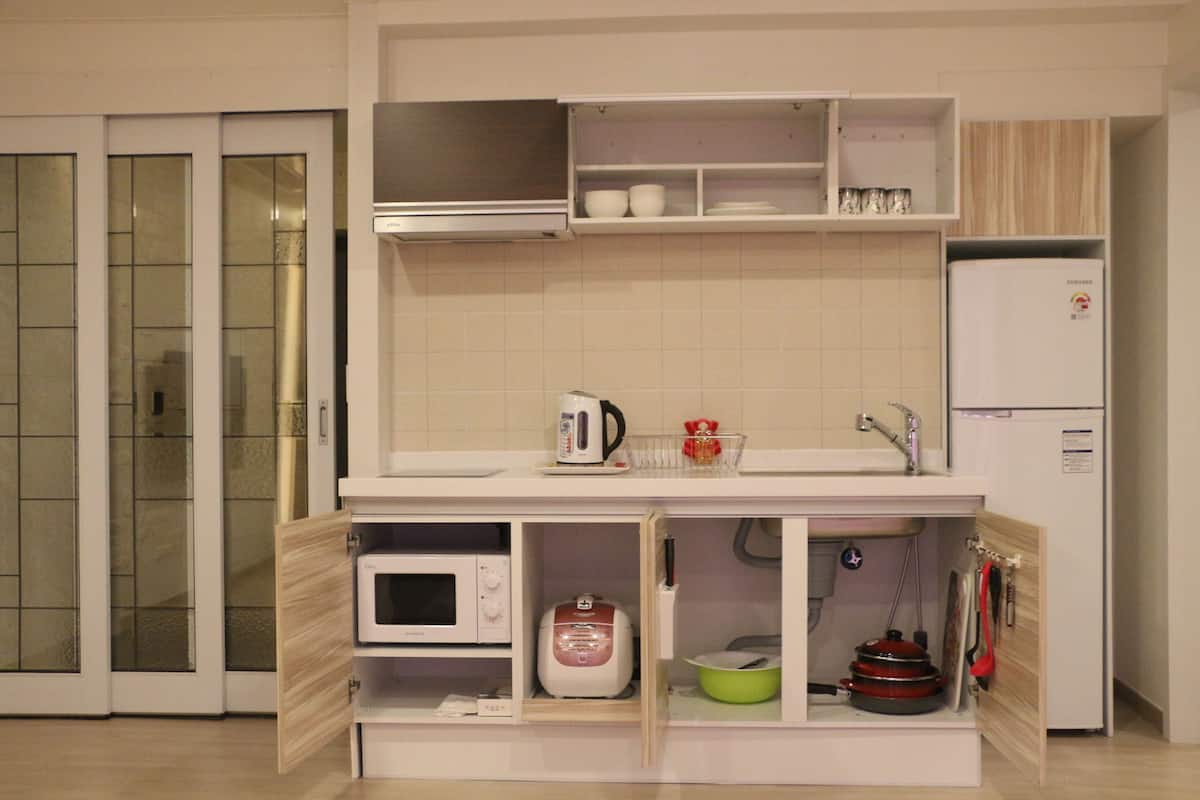 full-sized fridge, microwave, stovetop, electric kettle