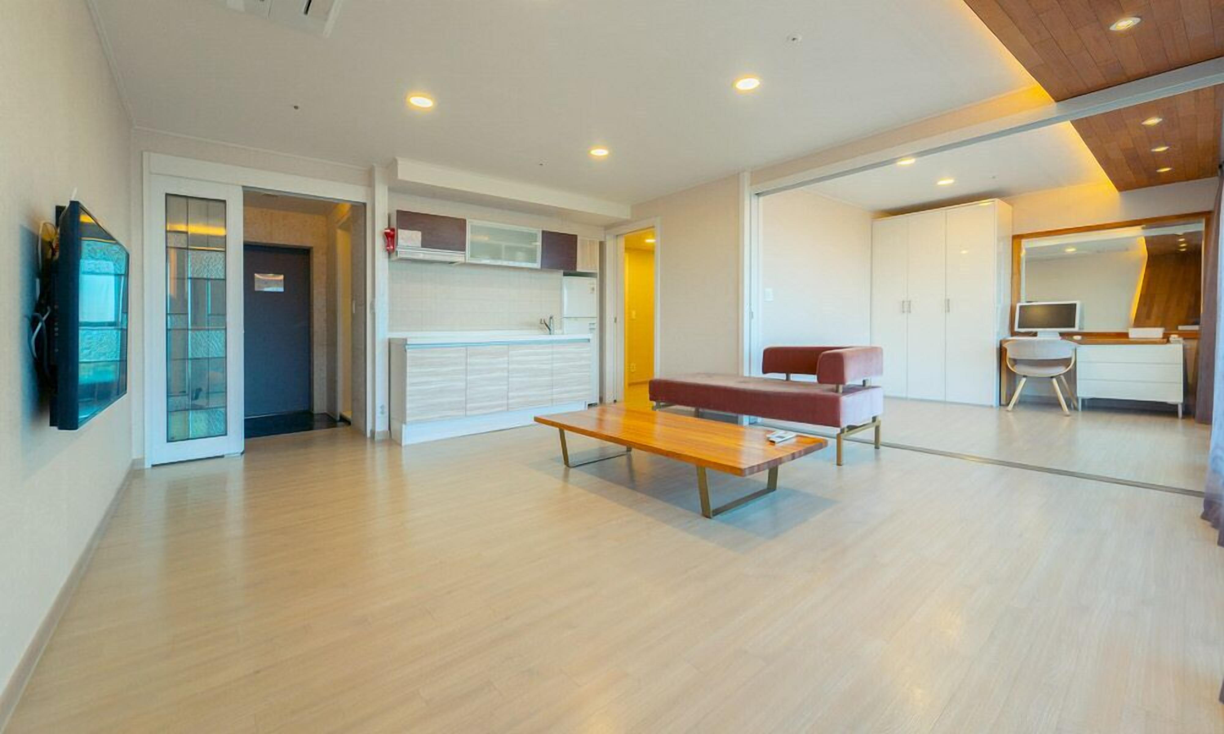 royal class | living room | flat-screen tv