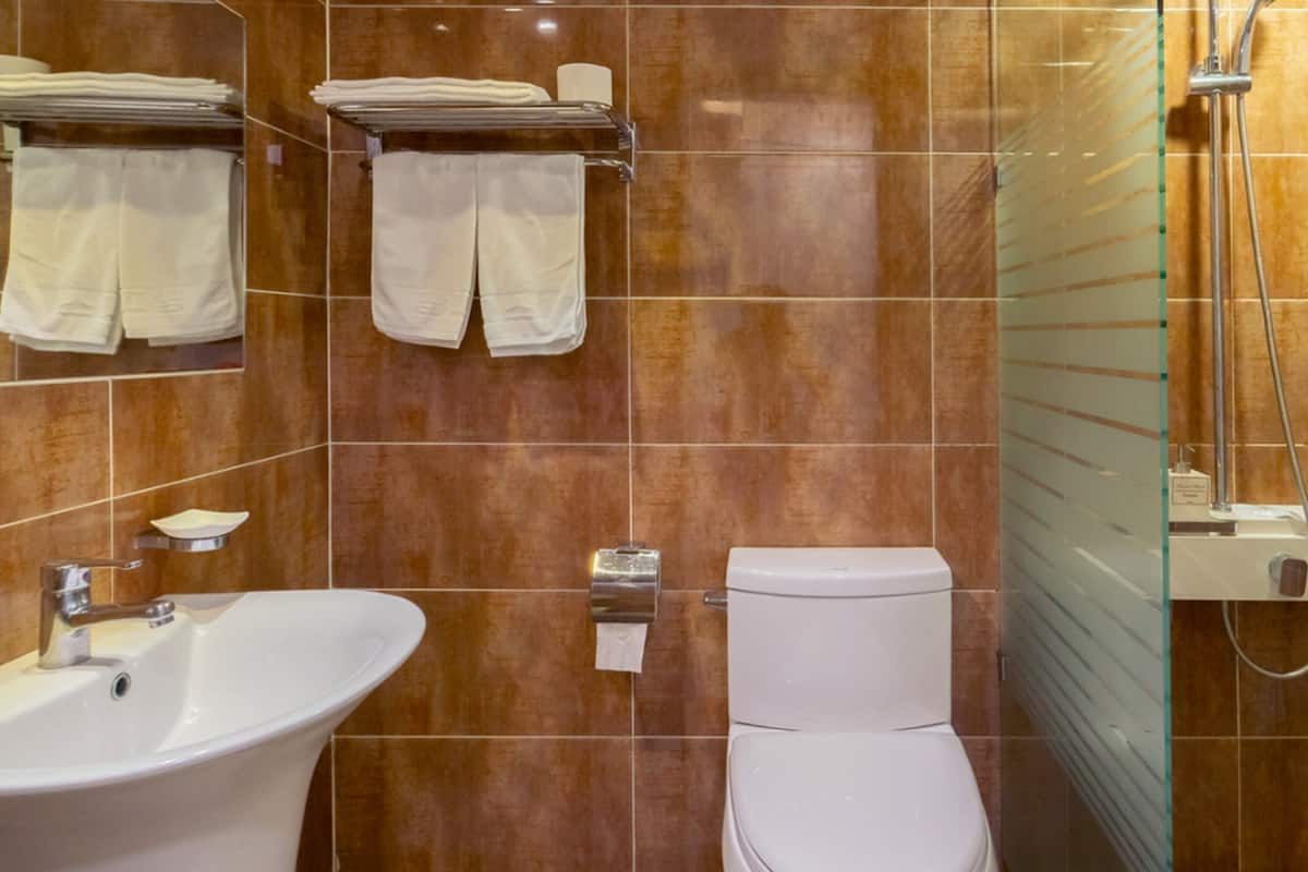 Pancuran mandi, pengering rambut, tuala disediakan