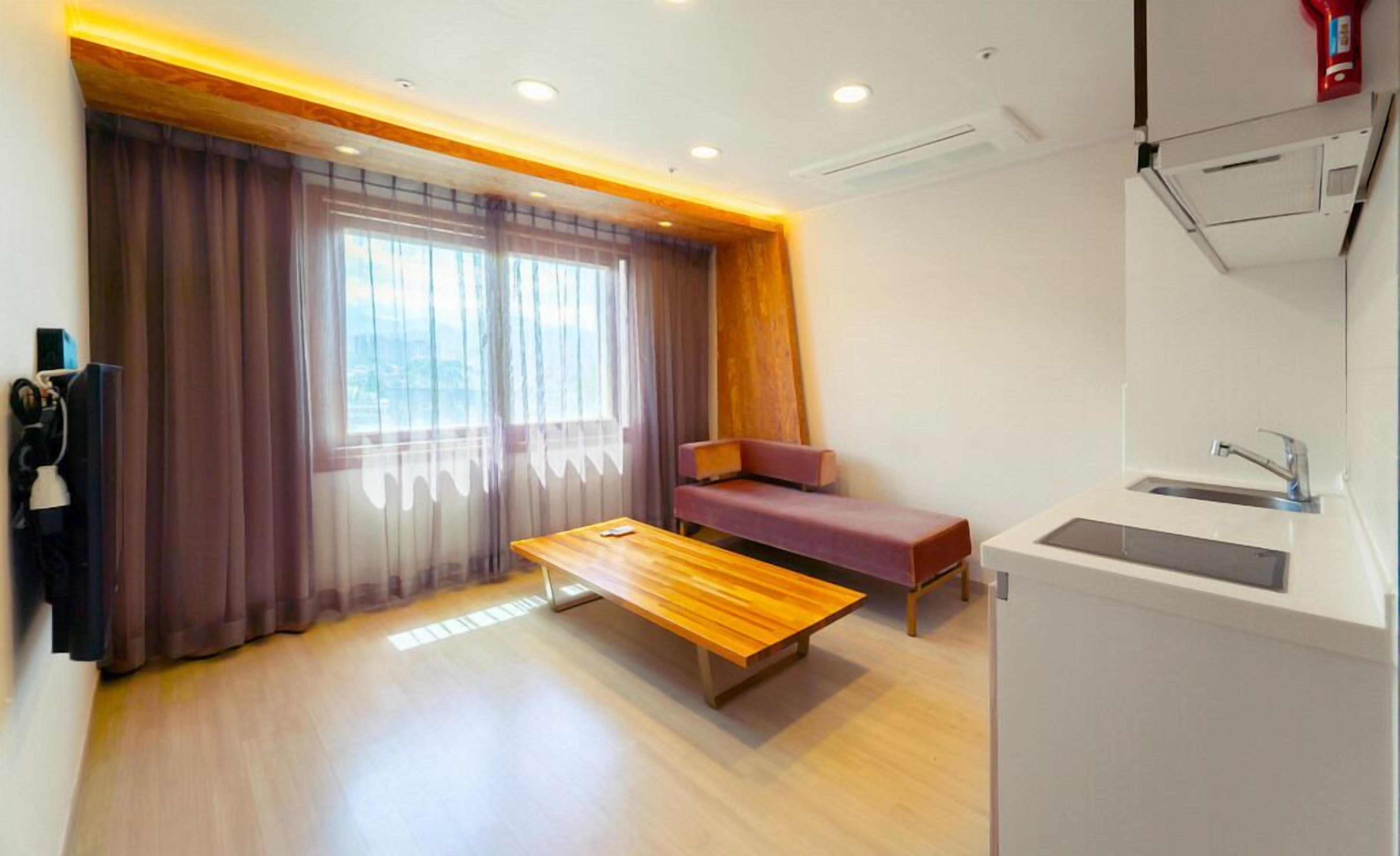gold class b | living area | flat-screen tv