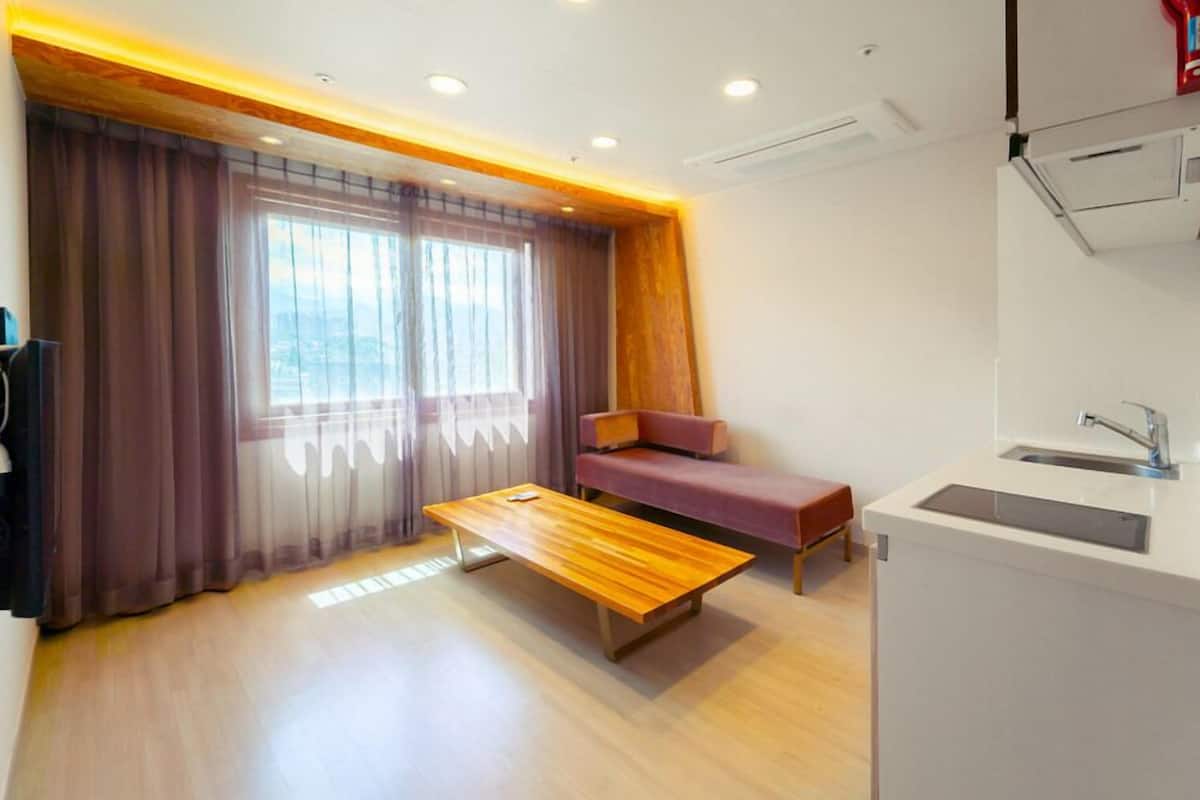 gold class b | living area | flat-screen tv