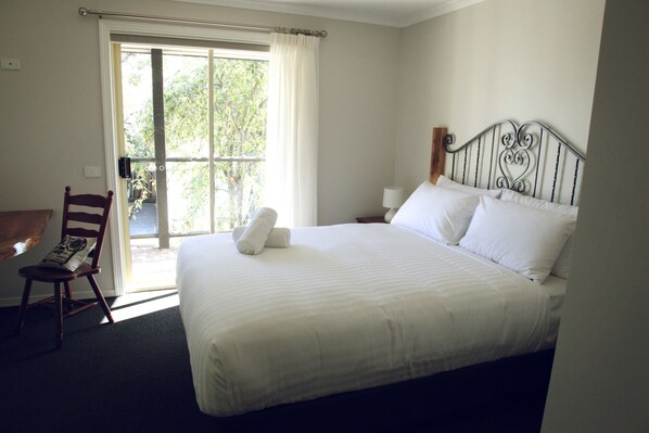 Standard Room, Ensuite, Garden View (Room 7) | Premium bedding, desk, soundproofing, cribs/infant beds - Stay Social (Bendigo)