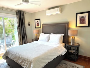 Deluxe Suite, 1 Queen Bed, Balcony, Mountain View | Premium bedding, blackout drapes, iron/ironing board (on request) - Craigleith Manor Bed & Breakfast (Collingwood)
