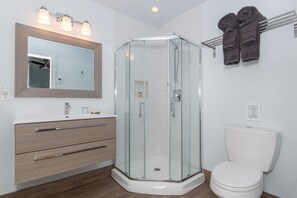 Deluxe suite, 1 kingsize bed, balkon | Badkamer | Designer toiletartikelen, een haardroger, badjassen, handdoeken