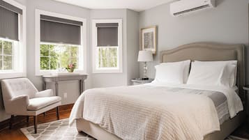 Suite Deluxe, 1 grand lit, baignoire, vue sur le jardin | Literie de qualité, rideaux d’obscurcissement, fer et planche à repasser