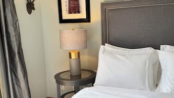 Deluxe Suite, 1 Queen Bed, Balcony, Mountain View