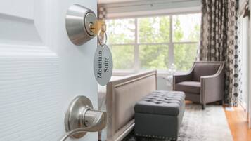 Suite Deluxe, 1 cama King size, balcón | Ropa de cama de alta calidad y decoración personalizada