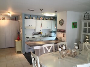 House, 4 Bedrooms, Terrace, Courtyard View | In-room dining