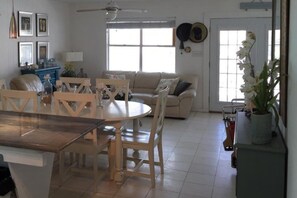 Ferienhaus, 4 Schlafzimmer, Terrasse, Blick auf den Innenhof | Wohnzimmer | Flachbildfernseher