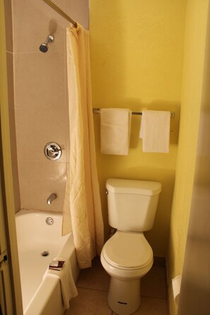 Shower, towels - La Hacienda (Artesia)