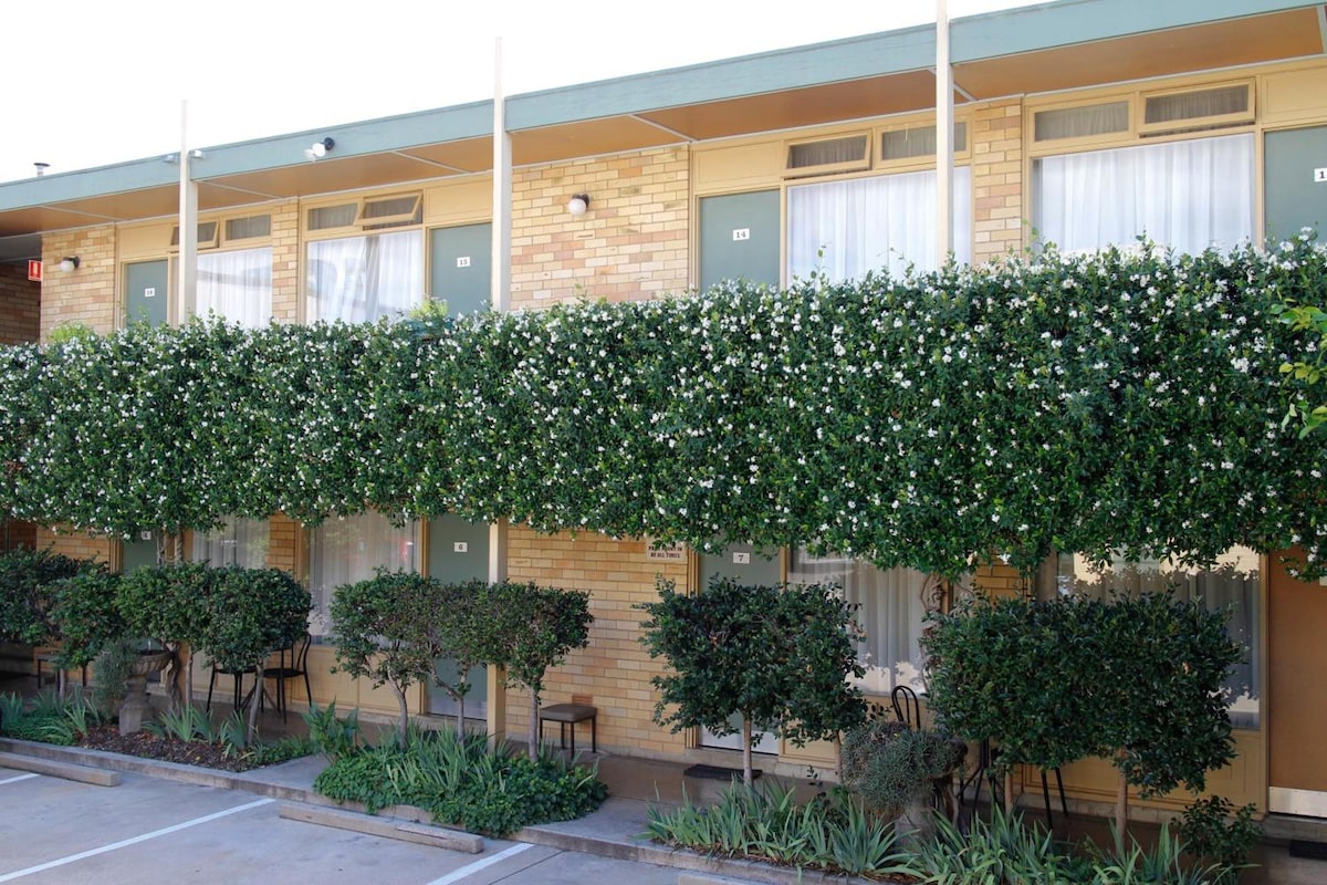 Mid City Motor Inn