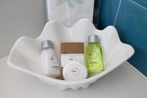 Dusche, kostenlose Toilettenartikel, Haartrockner, Handtücher