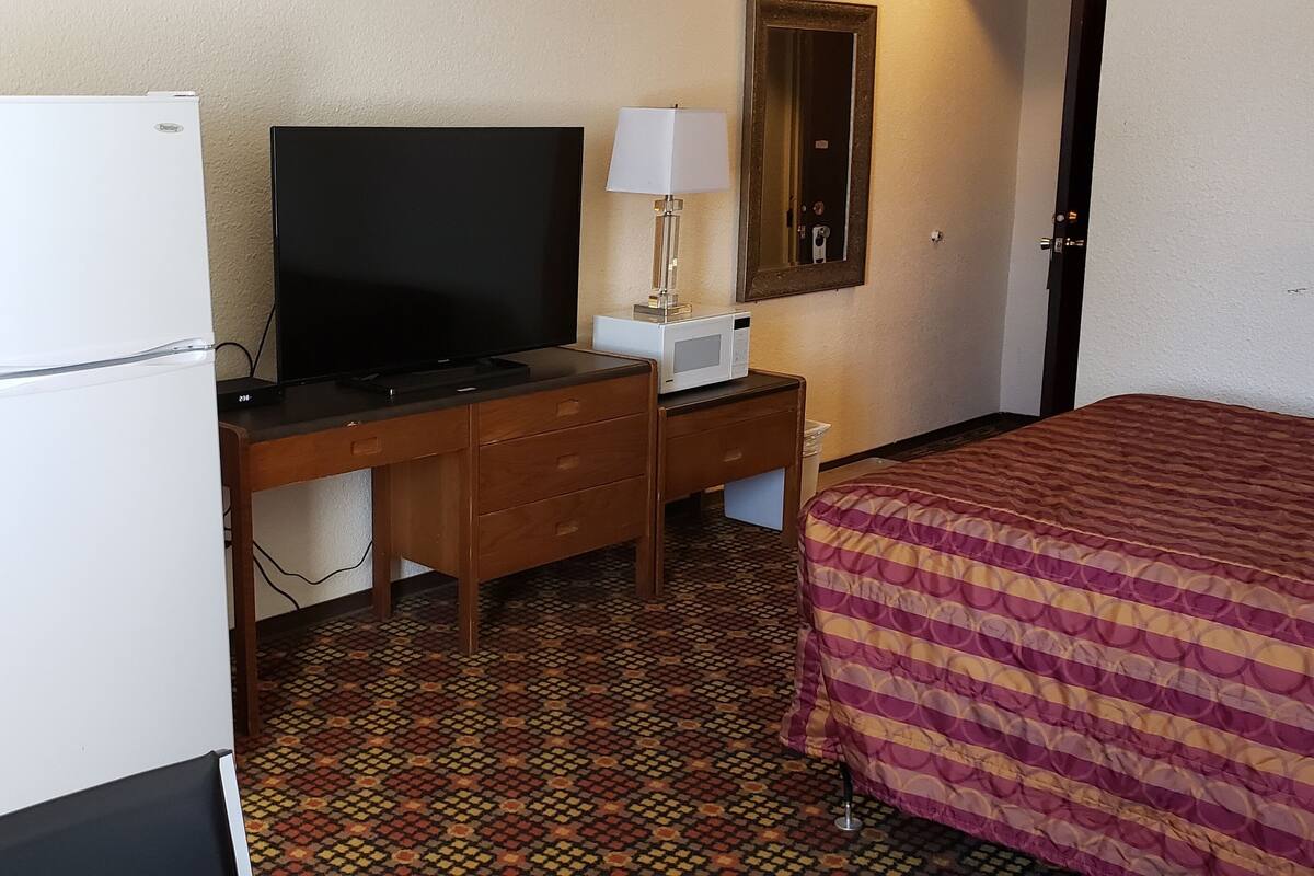 Standard Room, 1 Queen Bed | WiFi (free), bed sheets