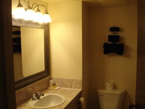 Combined shower/tub, towels - Black Gold Inn (Edson)