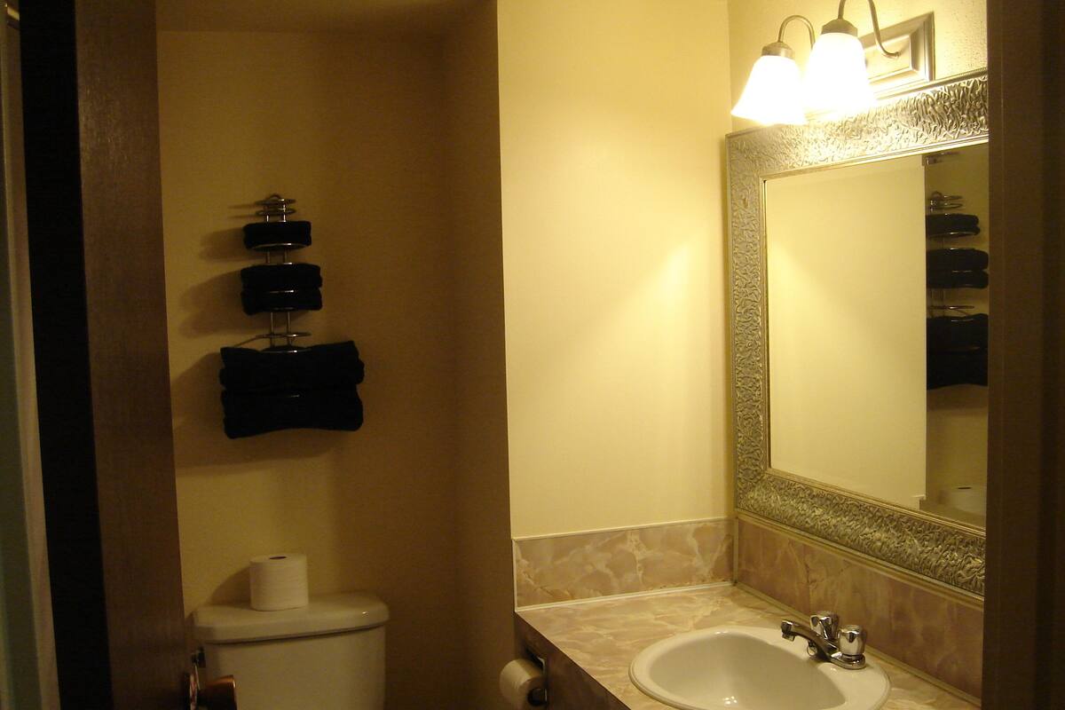Standard Triple Room, Multiple Beds | Bathroom | Combined shower/tub, towels