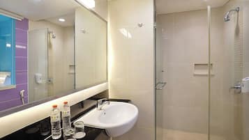 Camera Standard | Bagno | Doccia, set di cortesia gratuito, asciugacapelli, bidet