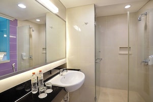 Quarto standard | Banheiro | Chuveiro, produtos de toalete grátis