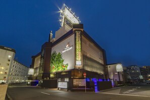 A hotel with a prominent sign, a large illuminated advertisement, and a clear view of the entrance. - Hotel Noah Resort Sakuranomiya - Adults Only (Osaka)