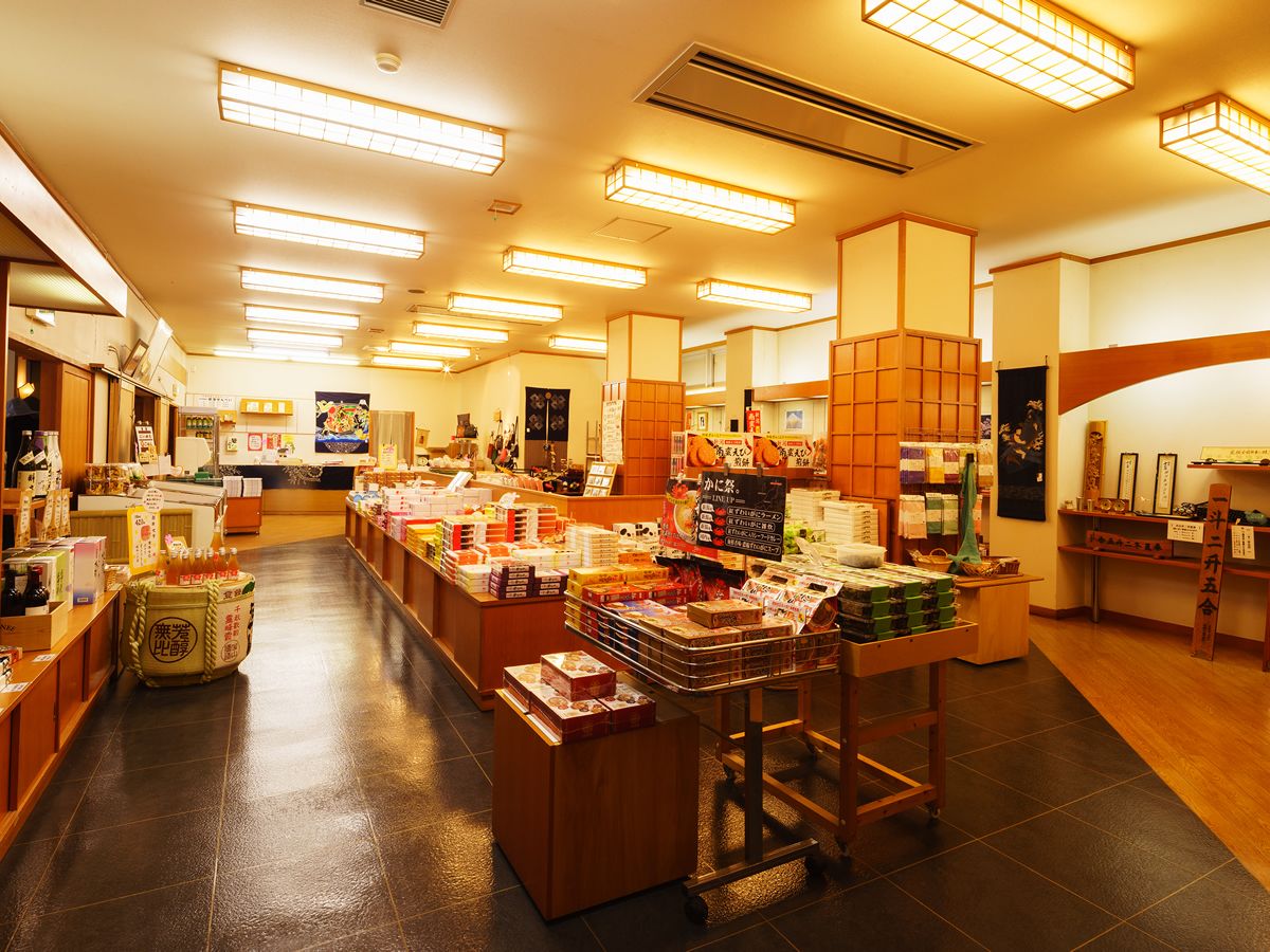 Un magasin spacieux et bien éclairé, avec de larges allées et une variété de produits exposés sur des étagères et des comptoirs.