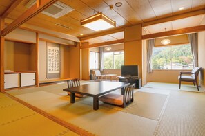 Quarto standard, para não fumantes | Edredons de pluma, cofres nos quartos, individualmente decorados