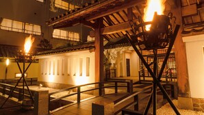 A courtyard with a pergola, benches, and a fire feature. - Hotel Hoho "A hotel overlooking the Echigo Plain and the Yahiko mountain range" (Niigata)