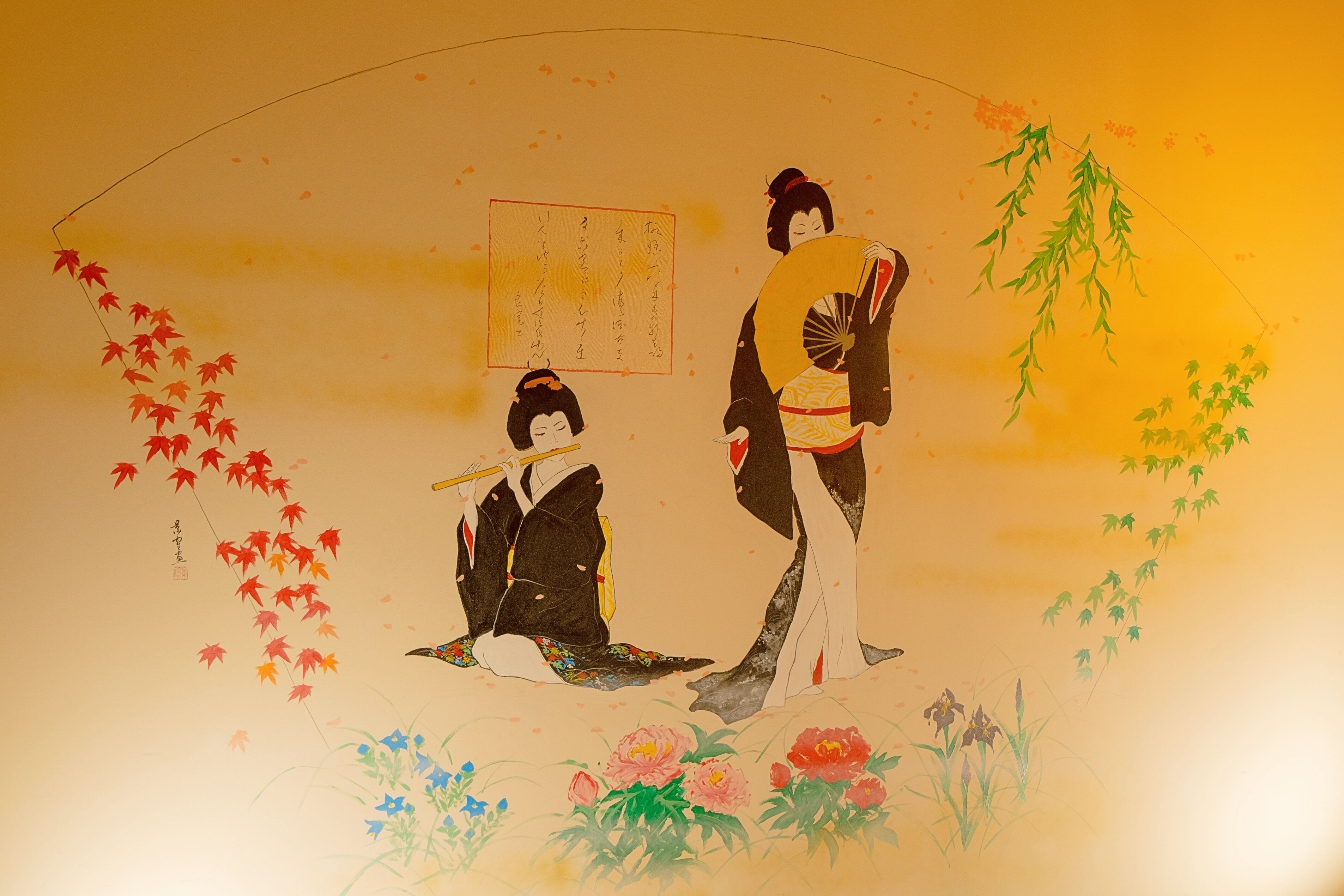 Una pintura japonesa tradicional con dos figuras, una sentada y otra de pie, rodeadas por elementos naturales como hojas y flores.