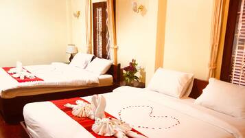 Family Room | Desk, blackout curtains, free WiFi