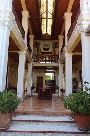 Outdoor dining - Phonepraseuth Guesthouse (Luang Prabang)