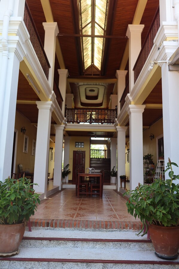 تناول الطعام بالخارج