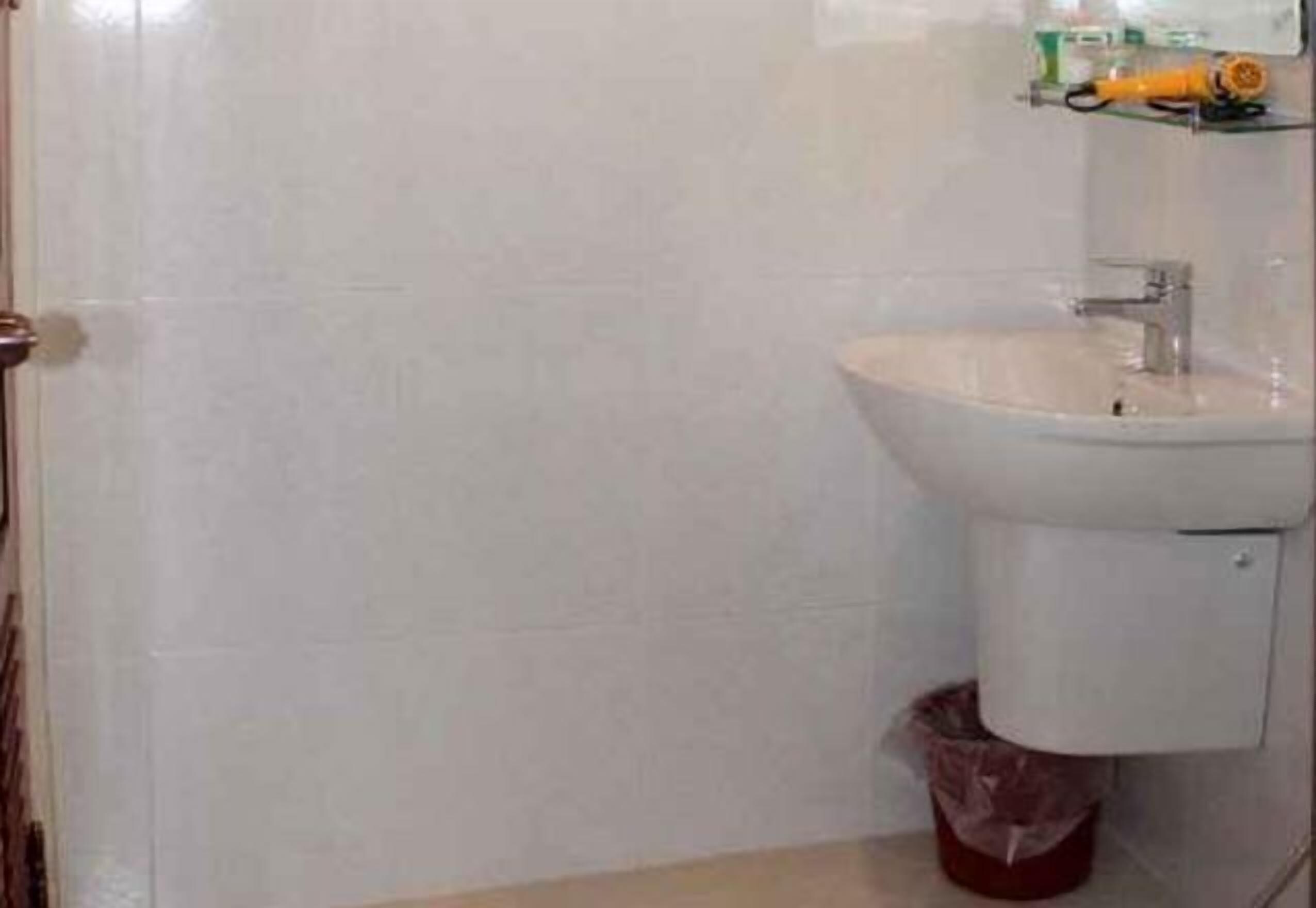 Bathroom | Rainfall showerhead, free toiletries, hair dryer, slippers