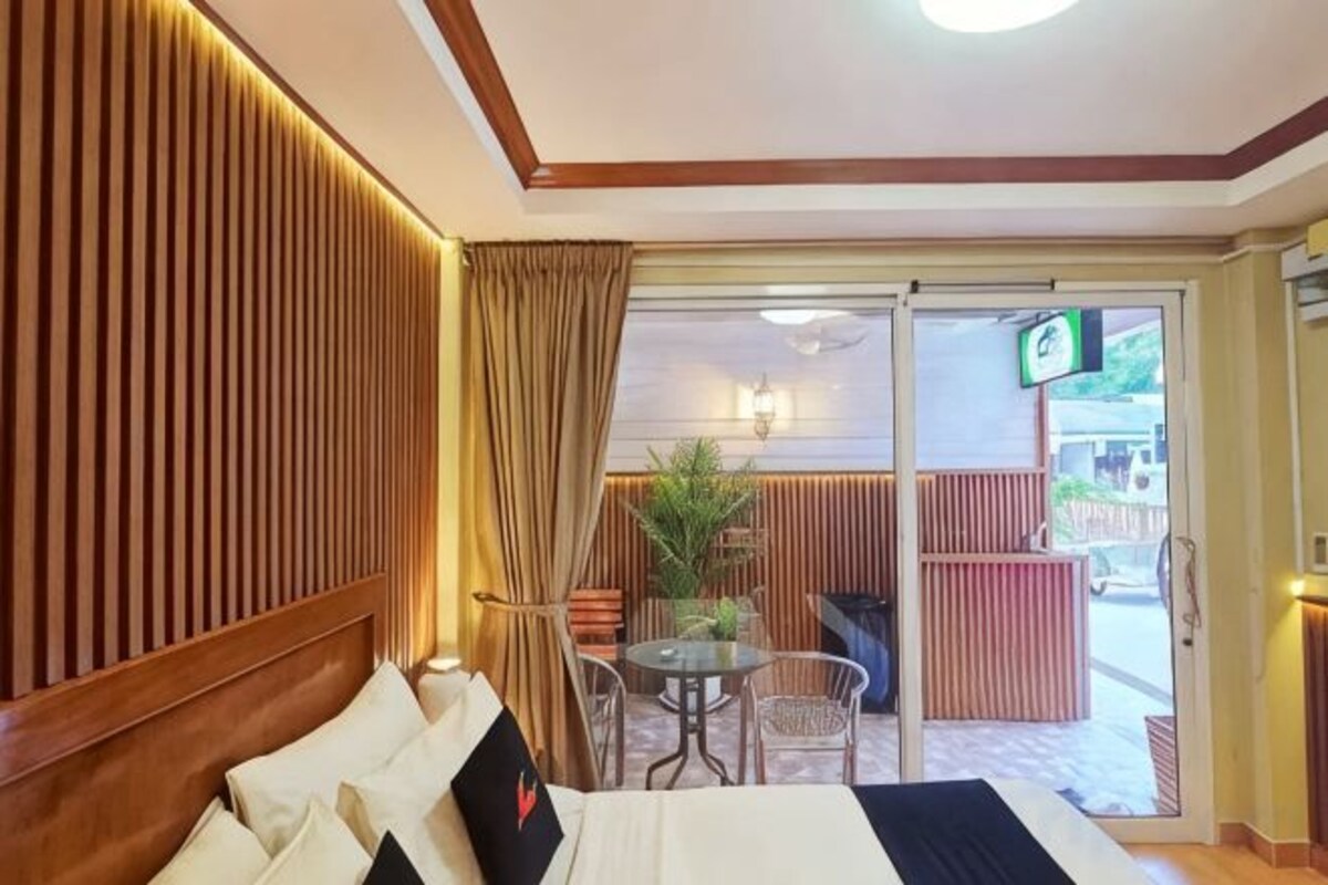 In-room safe, desk, WiFi (free)