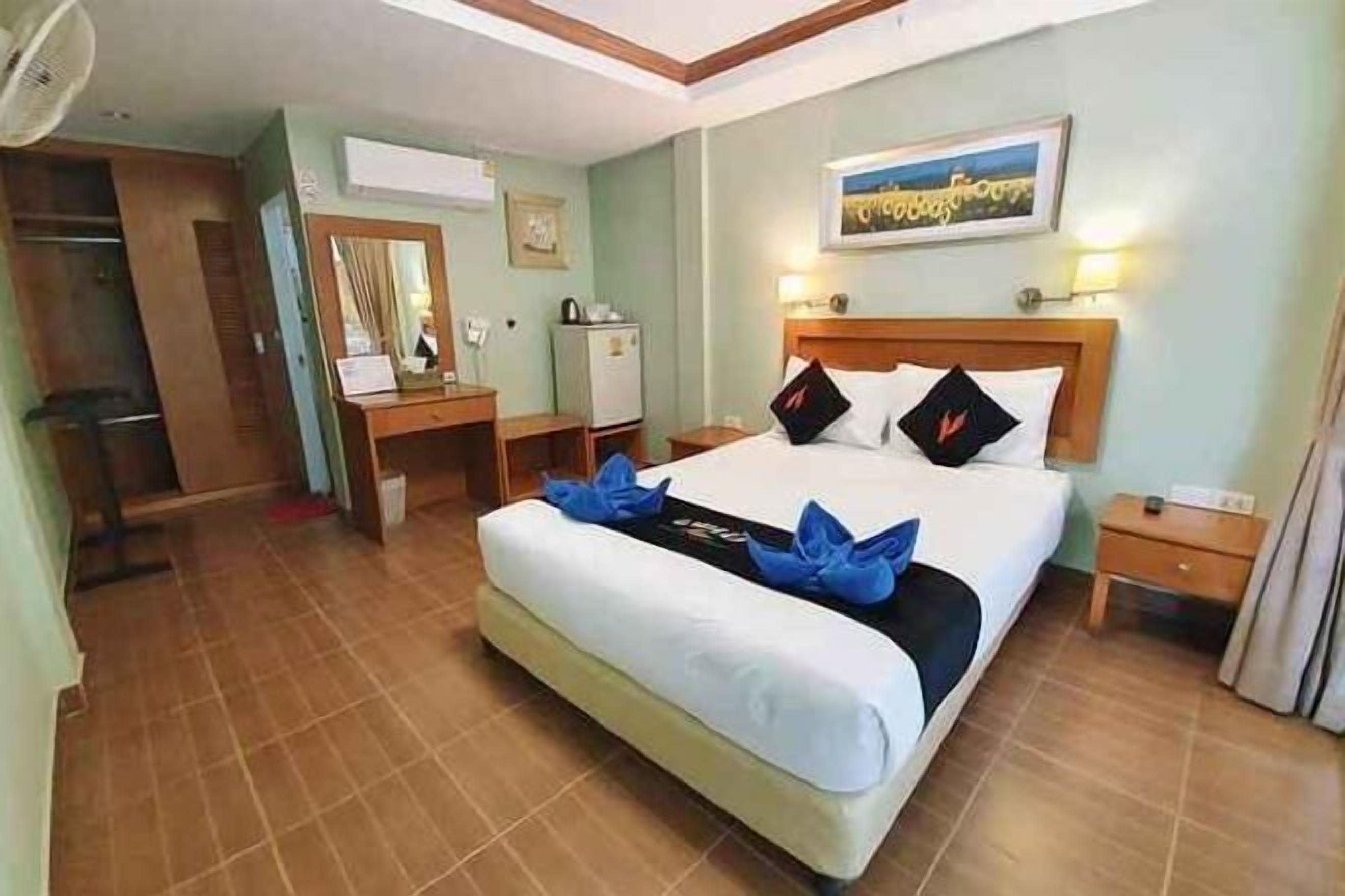 In-room safe, desk, free WiFi