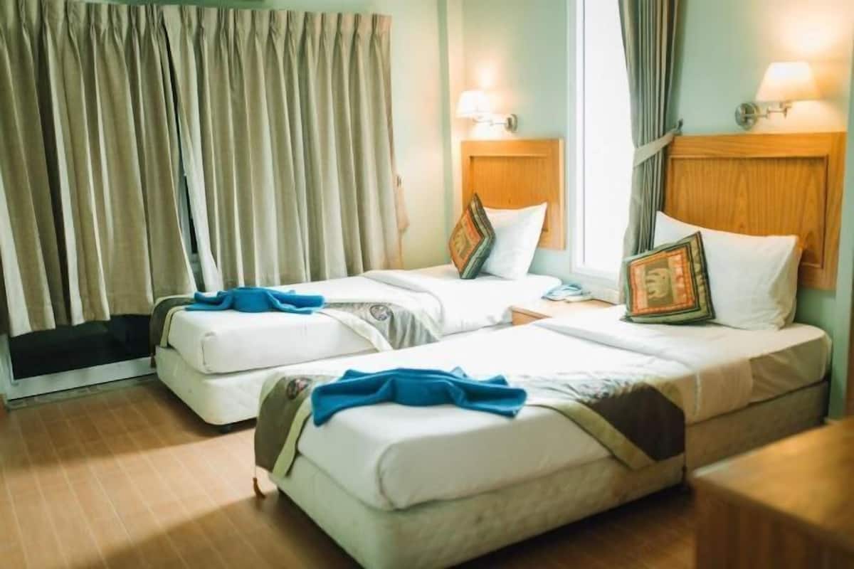 In-room safe, desk, free WiFi