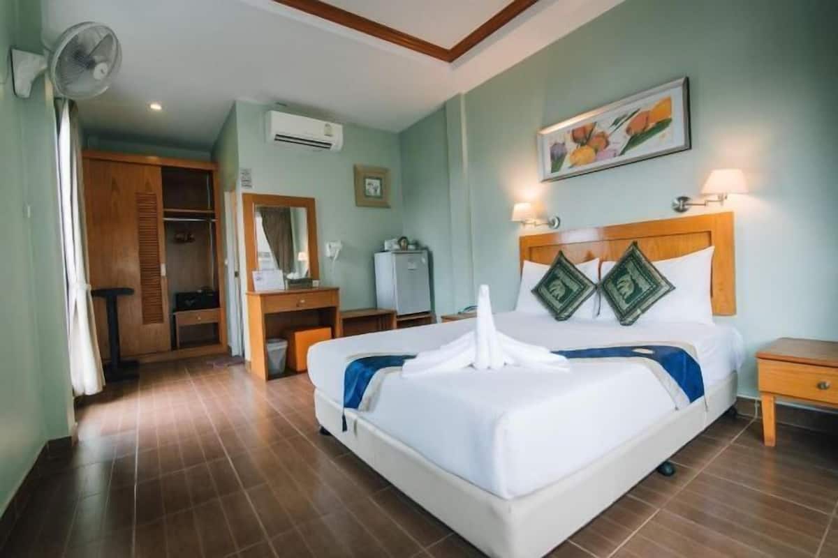 In-room safe, desk, free WiFi