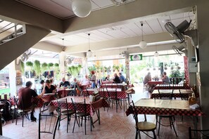 Serveert ontbijt, lunch, diner, Thaise gerechten 