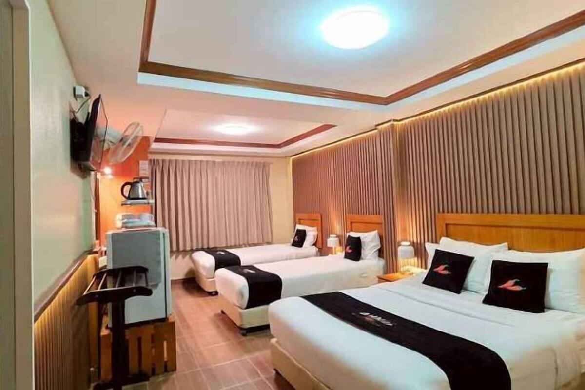 In-room safe, desk, free WiFi