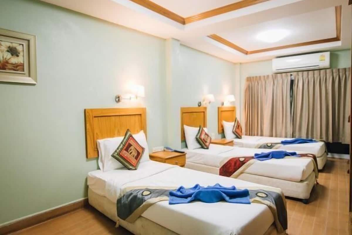 In-room safe, desk, WiFi (free)