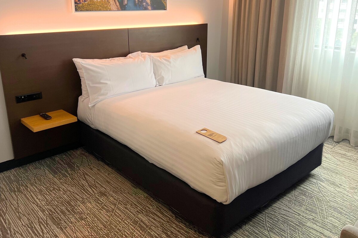 ห้องสแตนดาร์ด, เตียงควีนไซส์ 1 เตียง | เครื่องนอนระดับพรีเมียม, เตียงพร้อมฟูกเสริมที่นอน, ตู้นิรภัยในห้องพัก