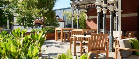 供应早餐、午餐和晚餐,意大利菜