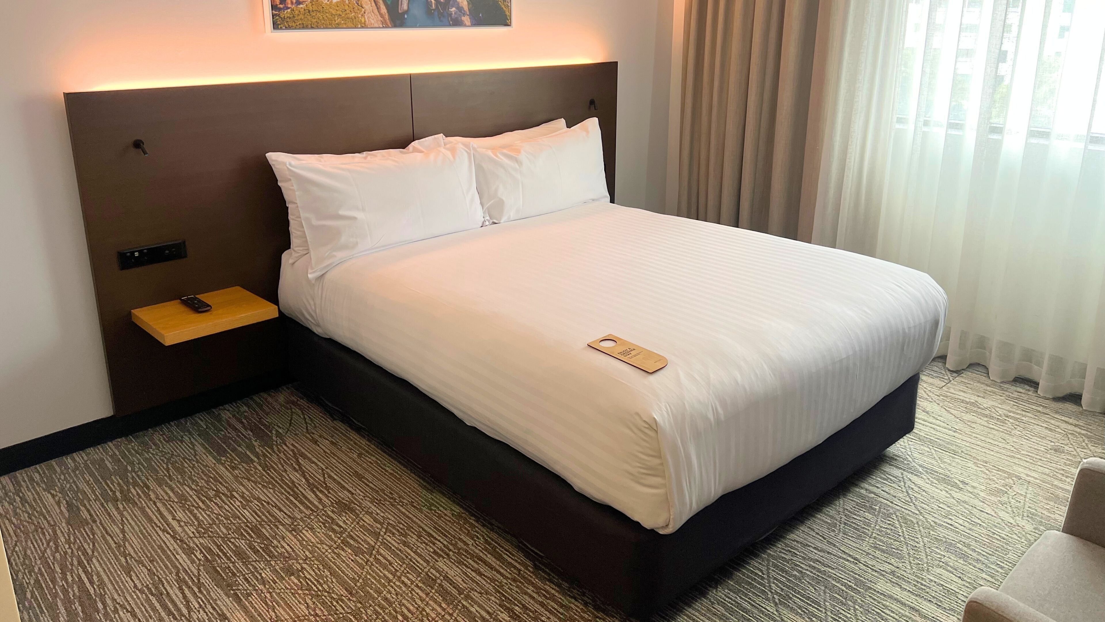 أغطية فراش متميزة وأسرّة بطبقة علوية مريحة وخزنة داخل الغرفة ومكتب