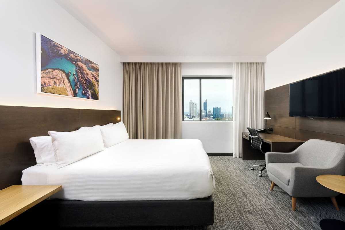 Standard Room, 1 King Bed, City View | Premium bedding, pillowtop beds, in-room safe, desk