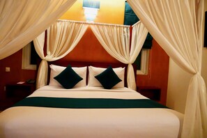 Minibar, in-room safe, individually furnished, desk - V Hotel Phnom Penh (Phnom Penh)