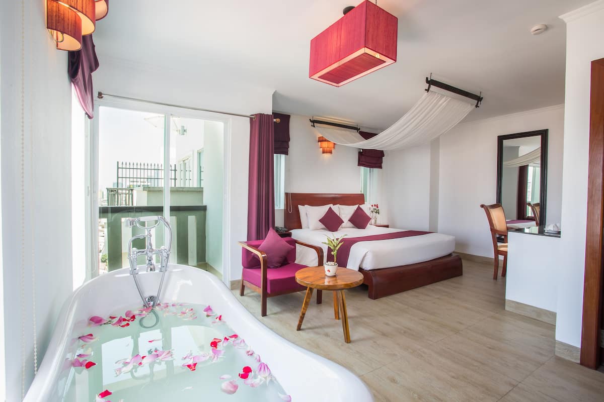 Junior Suite Balcony | Minibar, in-room safe, desk, blackout drapes
