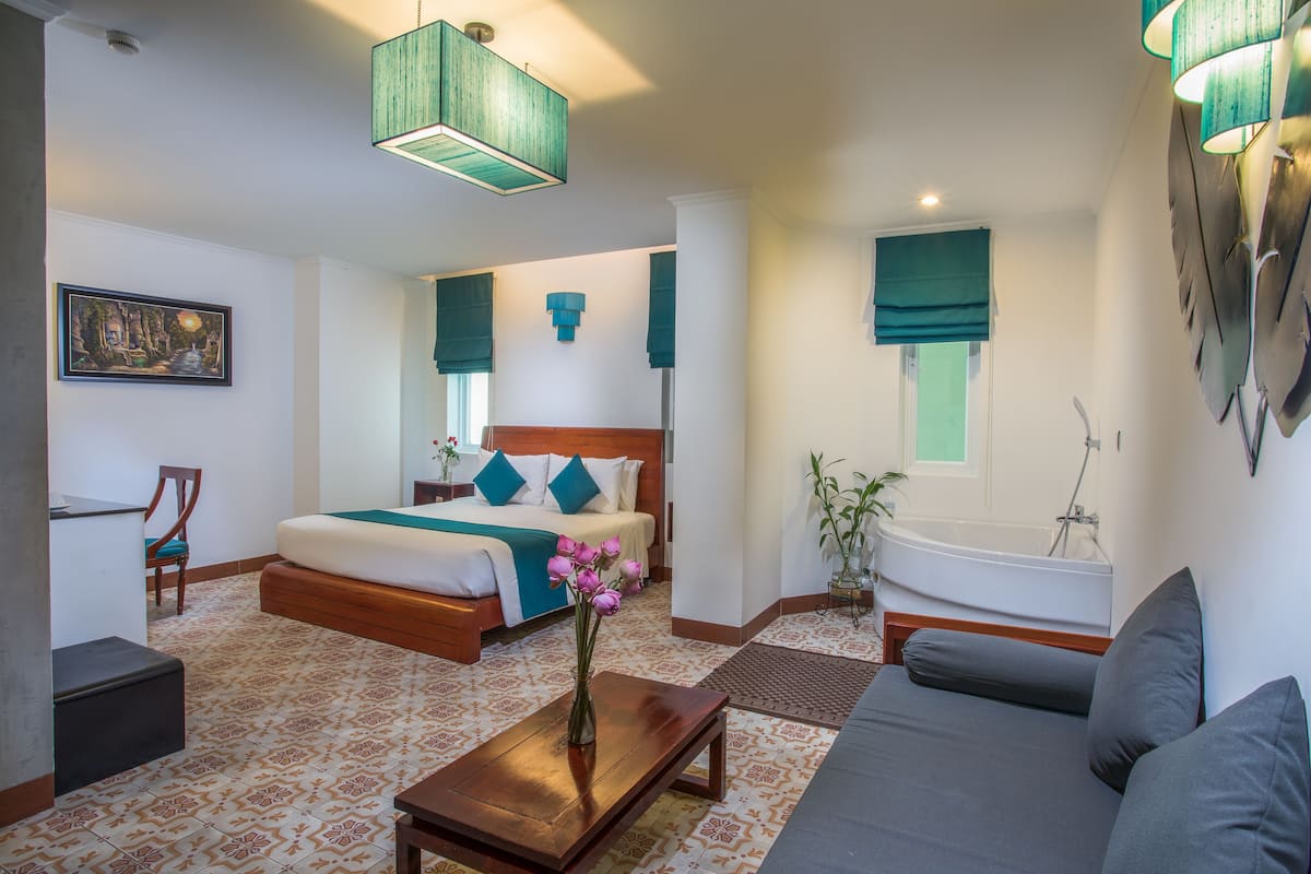 V Suite | Minibar, in-room safe, desk, blackout drapes