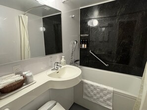 Habitación estándar con 2 camas individuales (Smoking preference not guaranteed) | Baño | Ducha y bañera combinadas y bañera profunda