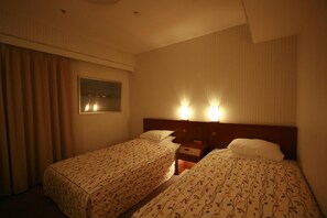 Habitación estándar con 2 camas individuales (Smoking preference not guaranteed) | Escritorio, tabla de planchar con plancha, wifi gratis y ropa de cama