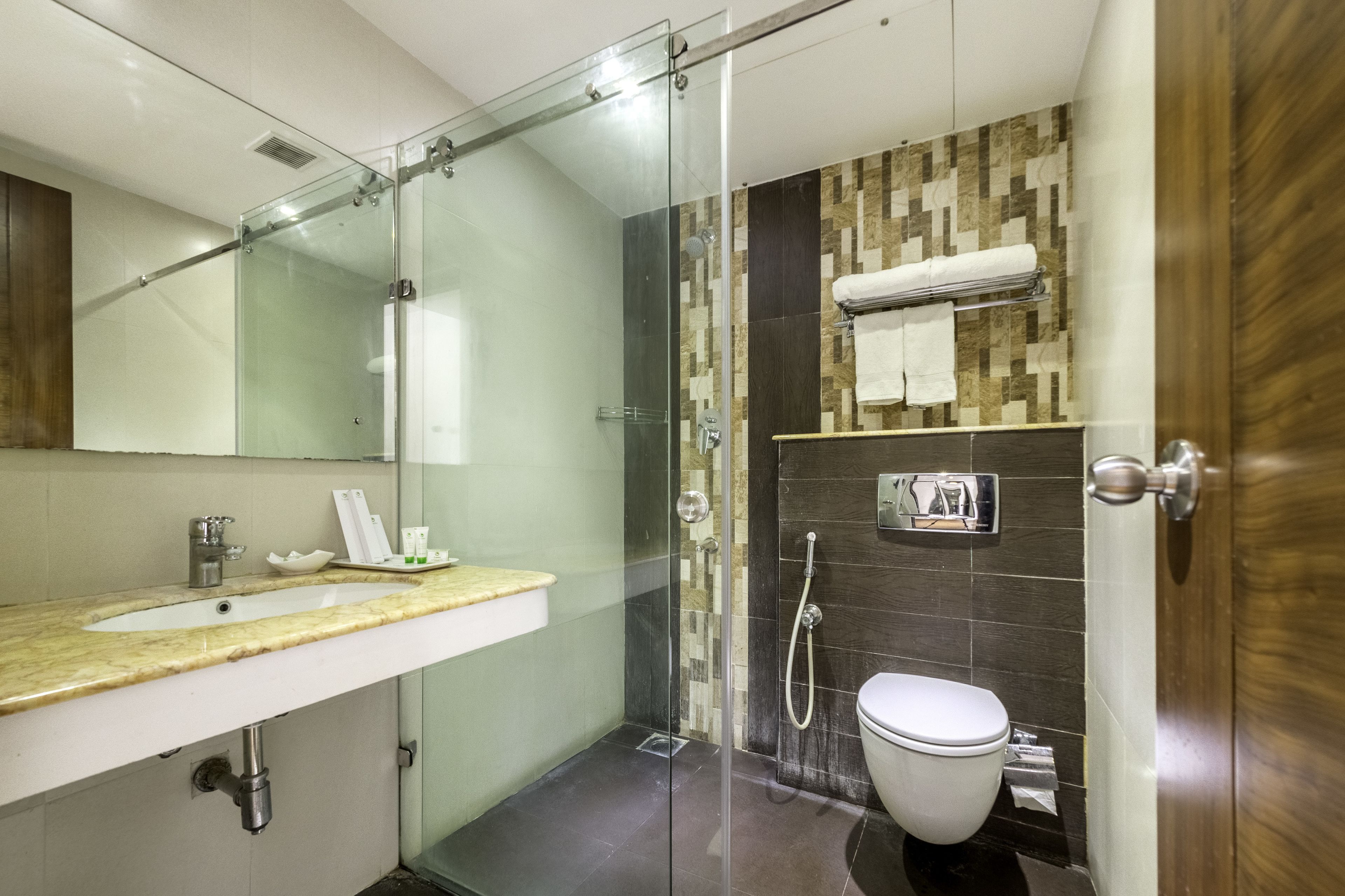 standard room | bathroom | shower, rainfall showerhead, free toiletries, towels