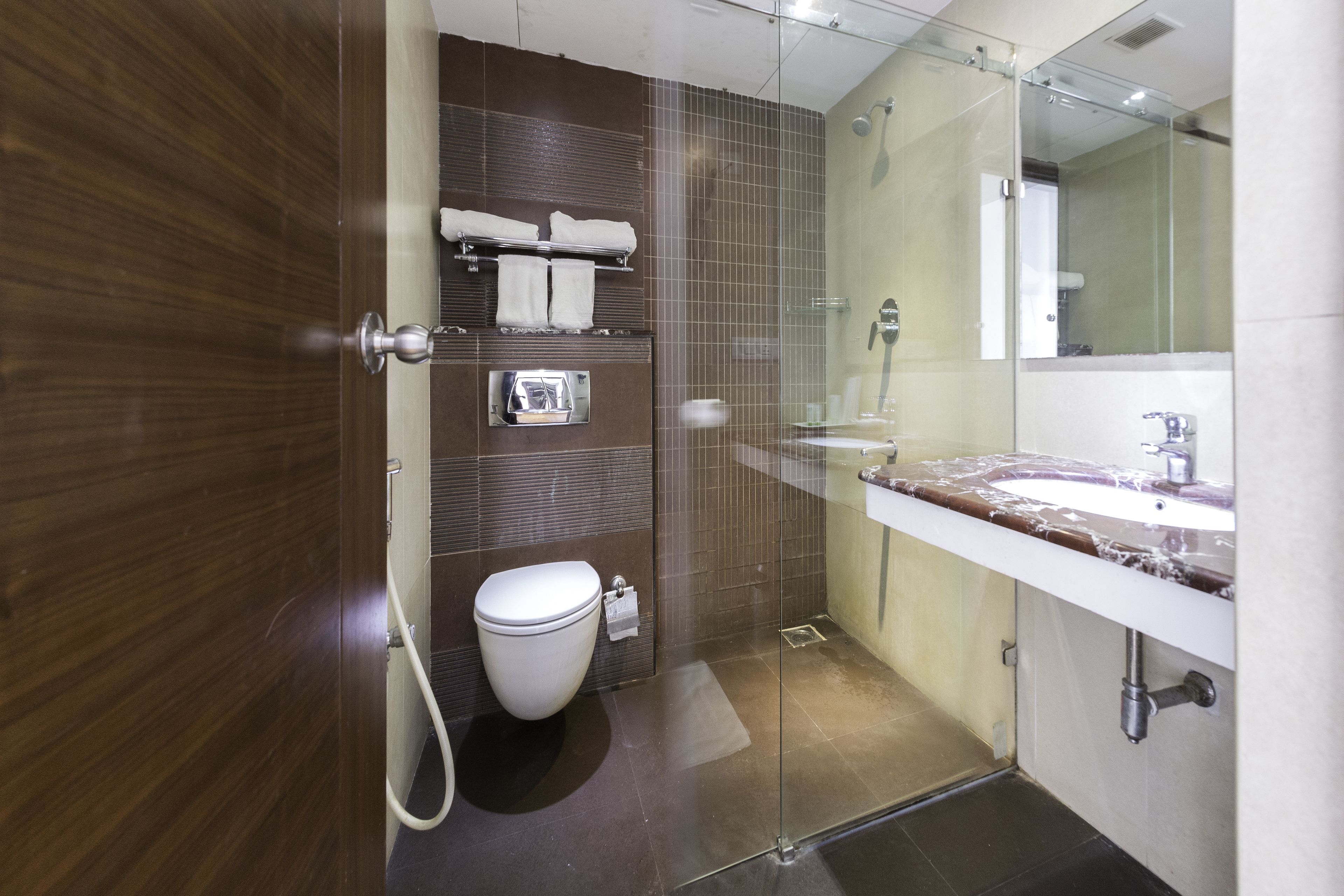 deluxe room | bathroom | shower, rainfall showerhead, free toiletries, towels